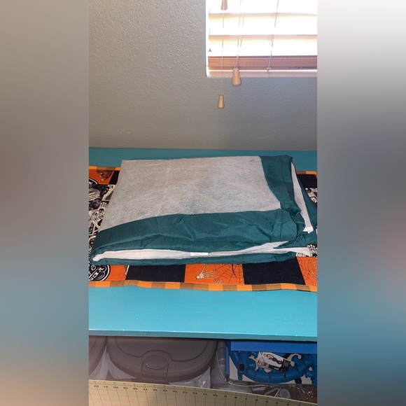 🍉 NEW Queen Bedskirt With 3 Throw Pillows - Picture 8 of 10